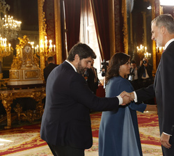 Sus Majestades los Reyes reciben el saludo del presidente de la Región de Murcia, Fernando López Miras