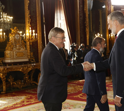 Sus Majestades los Reyes reciben el saludo del presidente de la Generalitat Valenciana, Ximo Puig
