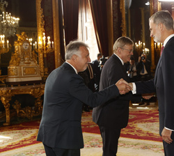 Sus Majestades los Reyes reciben el saludo del presidente del Gobierno de Canarias, Ángel Victor Torres