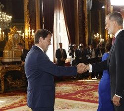 Sus Majestades los Reyes reciben el saludo del presidente de la Junta de Castilla y León, Alfonso Fernández Mañueco