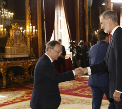 Sus Majestades los Reyes reciben el saludo del presidente de la Ciudad Autónoma de Ceuta, Juan Jesús Vivas