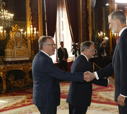 Sus Majestades los Reyes reciben el saludo del presidente de la Ciudad Autónoma de Melilla, Eduardo de Castro
