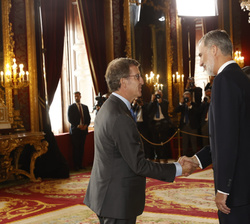 Sus Majestades los Reyes reciben el saludo del jefe de la Oposición, Alberto Núñez Feijóo
