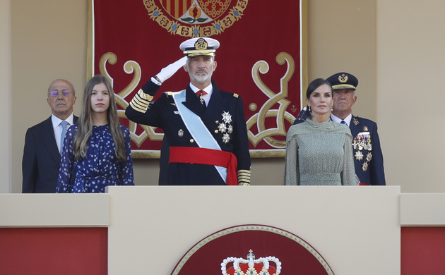 Sus Majestades los Reyes y Su Alteza Real la Infanta Doña Sofía durante el izado de la Bandera