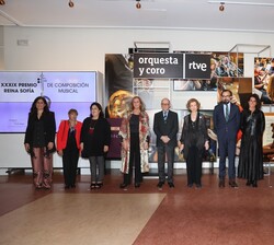 Su Majestad la Reina Doña Sofía con los miembros de la Fundación de Música Ferrer-Salat