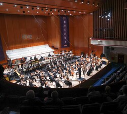 Primera parte del Concierto con la interpretación de la Obra ganadora de Nuria Núñez "Enjambres"