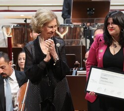 La Reina Doña Sofía con la galardonada, la compositora Nuria Núñez