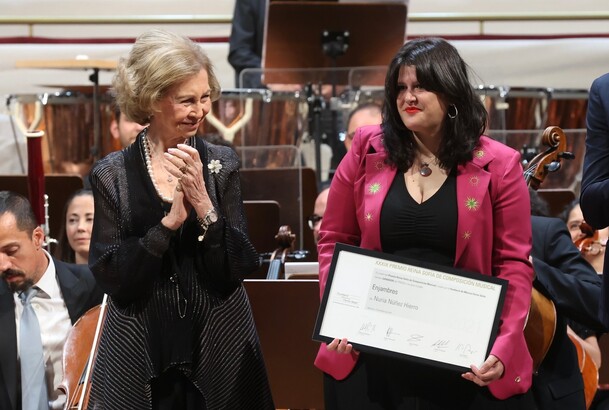 La Reina Doña Sofía con la galardonada, la compositora Nuria Núñez