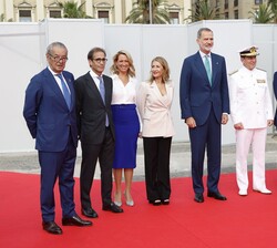 Don Felipe a su llegada al Port Vell de Barcelona con las autoridades