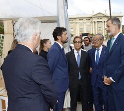 El rey conversa con las autoridades
