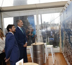 Don Felipe recibe explicaciones en el Port Vell de Barcelona