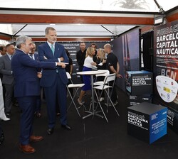 Don Felipe en el stand de la la Fundación Navegación Oceánica Barcelona