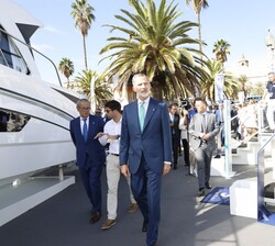 El Rey durante la visita en el Moll de la Fusta