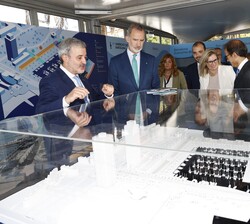 El Rey recibe explicaciones sobre una maqueta del Puerto
