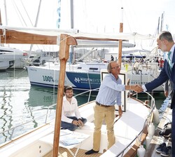 Don Felipe durante el recorrido recibe el saludo de uno de los expositores