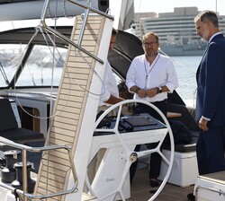 Visita del Rey a las embarcaciones en el Moll d’Espanya