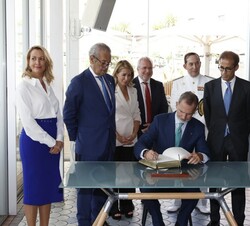 Su Majestad el Rey firmó en el Libro de Honor