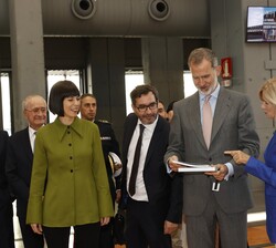 Don Felipe recibe unas publicaciones de COTEC de manos de la presidenta de Cotec, Cristina Garmendia