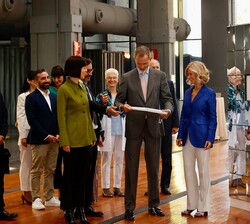 El Rey en La N@ve junt a la ministra de Ciencia e Innovación, Diana Morant, y la presidenta de Cotec, Cristina Garmendia, y autoridades