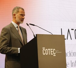 El Rey dirige unas palabras a los asistentes