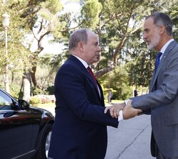 Su Majestad el Rey recibe el saludo de Su Alteza Serenísima el Príncipe Alberto II de Mónaco a su llegada al Palacio de La Zarzuela