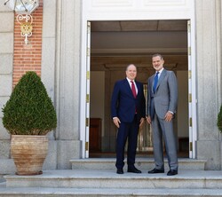 Don Felipe y Alberto II de Mónaco antes del almuerzo celebrado en el Palacio de La Zarzuela