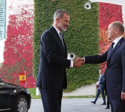 Su Majestad el Rey recibe el saludo de Su Excelencia el Canciller de la República Federal de Alemania, Olaf Scholz