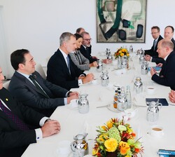 Don Felipe y el Canciller alemán durante la reunión que mantuvieron acompañados de las delegaciones de los respectivos países