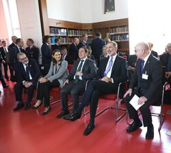 Don Felipe, en la biblioteca del Instituto Fritz Haber de la Sociedad Max Planck 