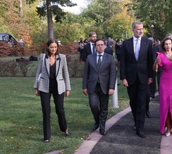 Su Majestad el Rey realiza un recorrido por el exterior del Instituto