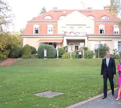 Su Majestad el Rey realiza un recorrido por el exterior del Instituto, para acceder al laboratorio dirigido por la directora del Departamento de Cienc