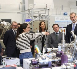 Don Felipe visita el laboratorio dirigido por la directora del Departamento de Ciencia de Interfases