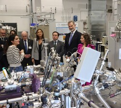 Su Majestad el Rey durante su visita a las instalaciones del Departamento de Ciencia de Interfases