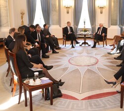 Vista general con delegaciones del encuentro de Su Majestad el Rey con Su Excelencia el Presidente de la República Federal de Alemania