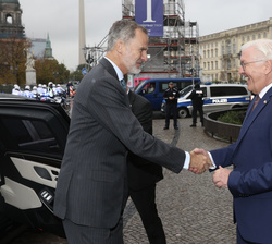 Su Majestad el Rey recibe el Saludo del Presidente alemán a su llegada a la Fundación Bertelsmann