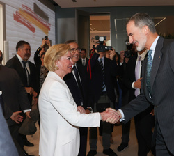 Su Majestad el Rey recibe el saludo de la presidenta de la Fundación Bertelsmann y copresidenta del Foro Hispano-Alemán, Liz Mohn