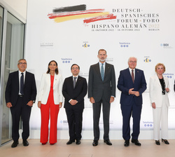 Fotografía de grupo de Don Felipe con las autoridades asistentes al encuentro empresarial Hispano-Alemán 