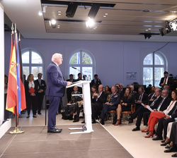 Su Majestad el Rey durante la intervención del Presidente de Alemania en el Foro Hispano-Alemán