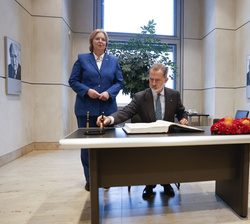 Su Majestad el Rey firma en el Libro de Honor del Parlamento alemán