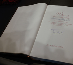 Firma de Su Majestad el Rey en el Libro de Honor del Parlamento alemán