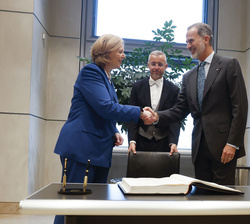 Su Majestad el Rey tras firmar en el Libro de Honor del Parlamento alemán