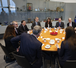 Su Majestad el Rey durante su encuentro con la presidenta del Parlamento alemán, Bärbel Bas