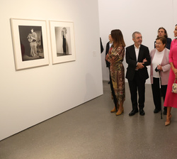 Su Majestad la Reina recorre la exposición temporal de la Colección del Museo Helga de Alvear