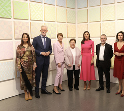 Fotografía de grupo de Doña Letizia con la prestadora de la Colección, la hija de Helga de Alvear, la patrona de la Fundación Helga de Alvear y la com