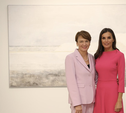 Su Majestad la Reina junto a la Sra. Elke Büdenbender durante su recorrido por la exposición temporal de la Colección del Museo Helga de Alvear