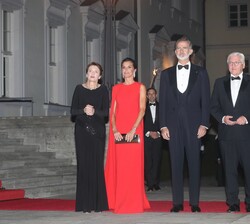 Sus Majestades los Reyes con Sus Excelencias el presidente de la República Federal de Alemania y señora Elke Büdenbender