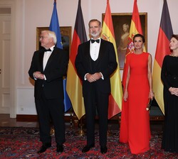 Sus Majestades los Reyes y Sus Excelencias el presidente de la República Federal de Alemania y señora Elke Büdenbender en el Palacio de Bellevue