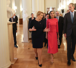 Sus Majestades los Reyes junto a la alcaldesa-gobernadora de la ciudad estado de Barlín, Franziska Giffey, a su llegada al Ayuntamiento de la Ciudad-E