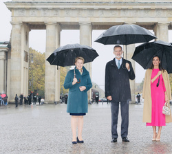 Sus Majestades los Reyes junto a la alcaldesa-gobernadora de la ciudad estado de Barlín, Franziska Giffey, en la Puerta de Brandeburgo