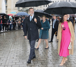 Sus Majestades los Reyes tras visitar la Puerta de Brandeburgo